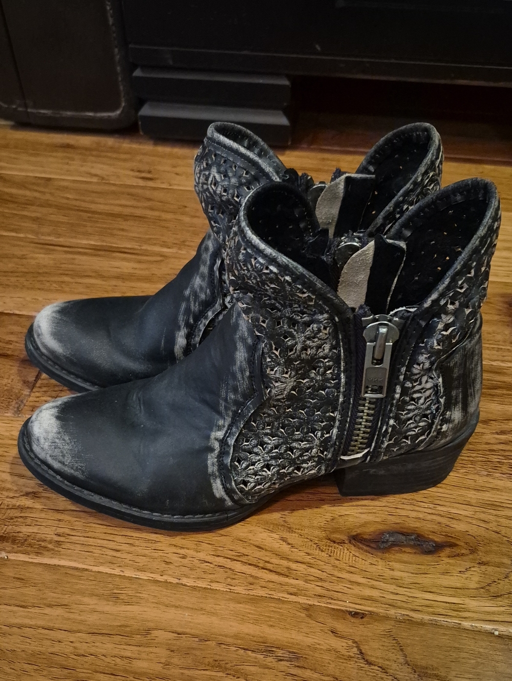 Circle G By Coral Women's Black Distressed Embossed Ankle Booties with Side Zips